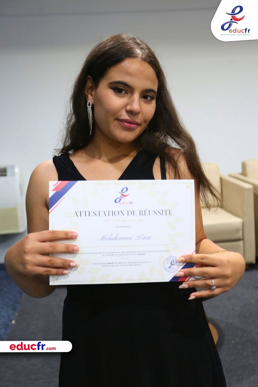 Une élève Educfr présentant son attestation de réussite