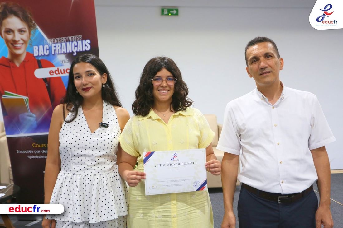 Une élève Educfr entourée de l’équipe lors de la remise de son attestation